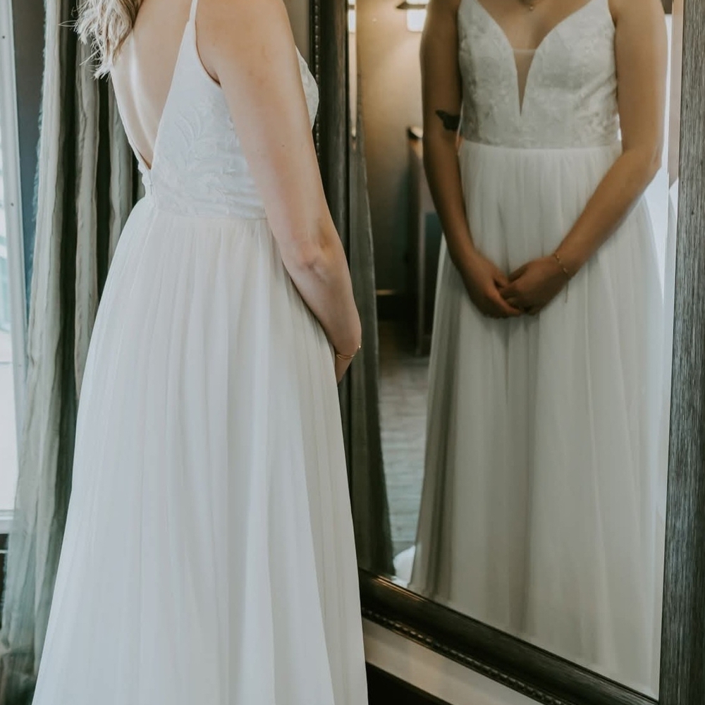 Elegant White V-Neck Lace Bodice Chiffon Bridal Gown